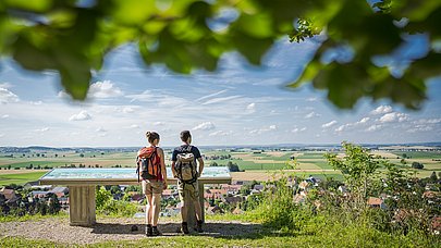 Paar mit Ausblick in den Geopark Ries und seine Geotope