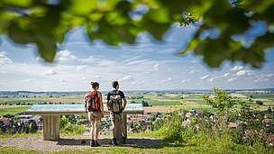 Paar mit Ausblick in den Geopark Ries und seine Geotope