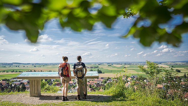 Paar mit Ausblick in den Geopark Ries und seine Geotope