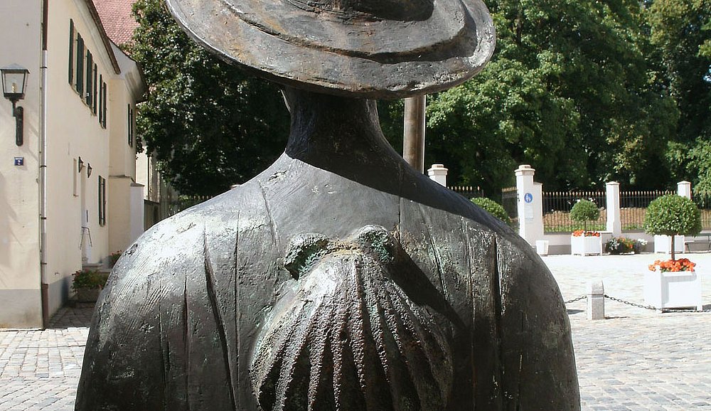 Jakobs-Pilgerer auf Bronze in Oettingen von der Pfarrkirche St. Jakob
