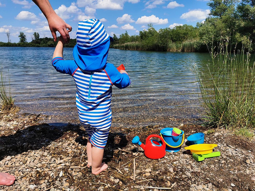 Kleinkind in Badebekleidung am Lutzenberger See in Günzburg
