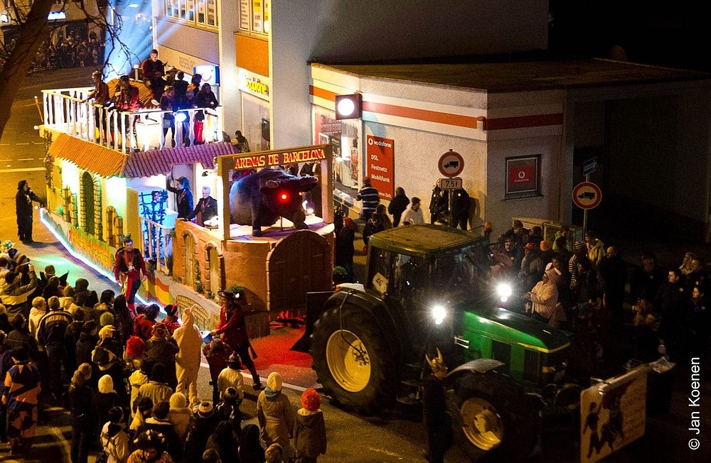 Der Nachtumzug an Fasching in Dillingen mit großen Faschingswagen