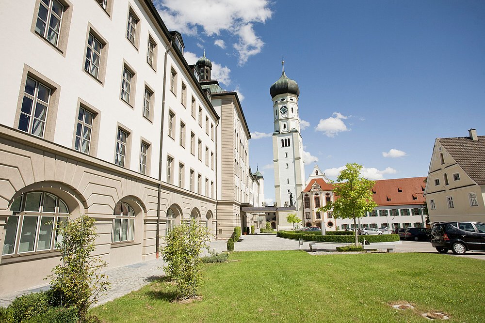 Im weiten Klosterhof von Kloster Ursberg im Landkreis Günzburg Im weiten Klosterhof von Kloster Ursberg im Landkreis Günzburg