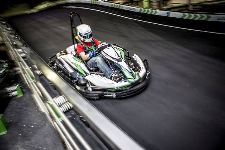 Kartfahrer düst über die Bahnen im Ecodrom in Neu-Ulm