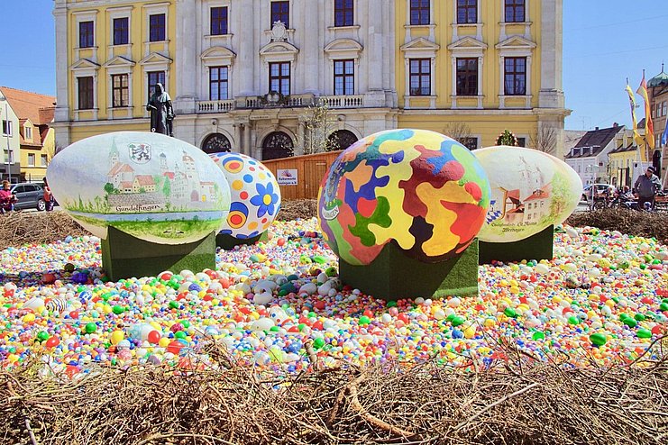 Lauinger Osternest mit den größten Ostereiern der Welt Lauinger Osternest mit den größten Ostereiern der Welt