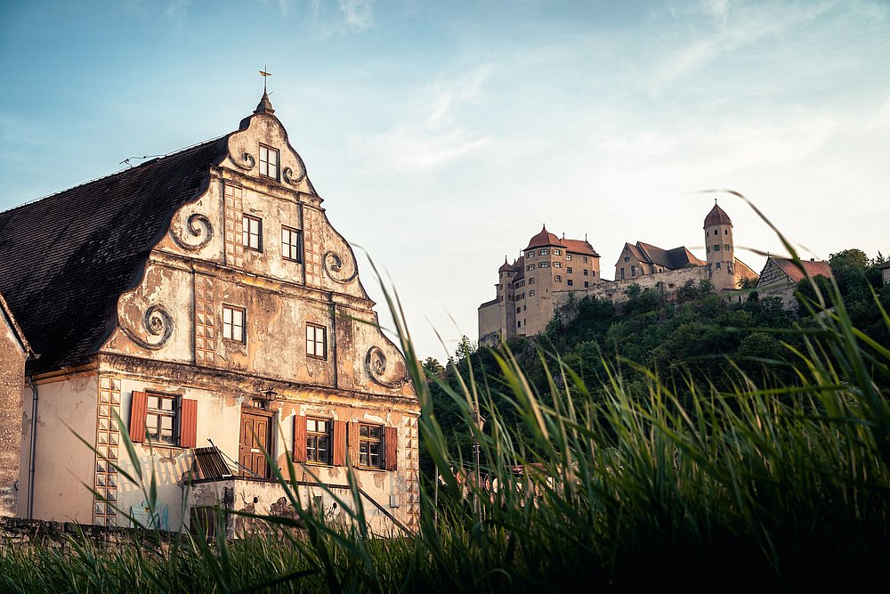 Schloss Harburg und altes Fachwerkhaus am Ries-Panoramaweg