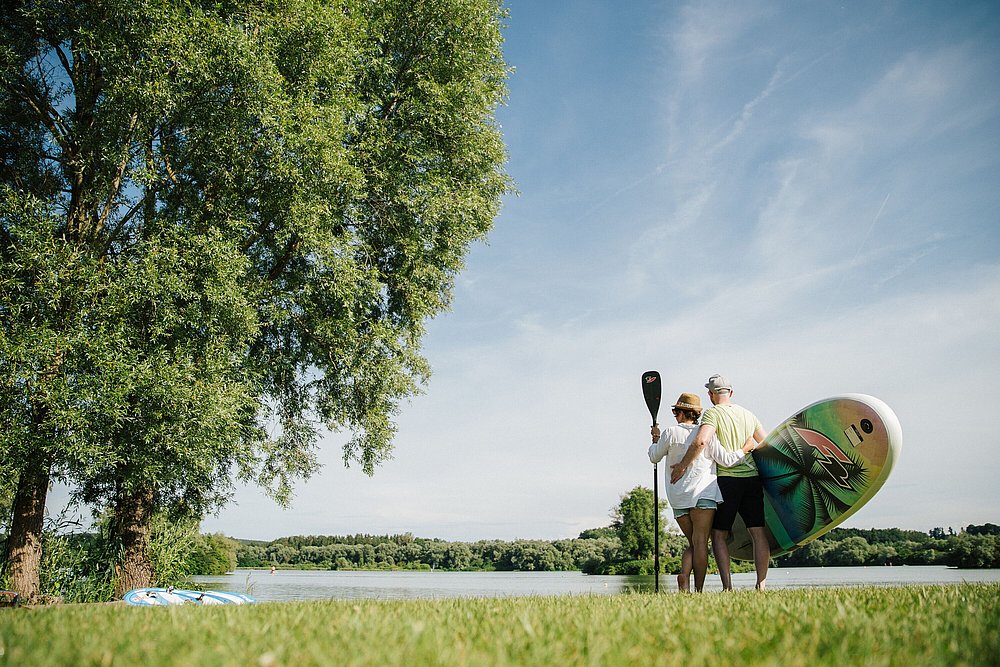 Zwei SUP Fahrer am Ufer des Oberrieder Weihers bei Günzburg