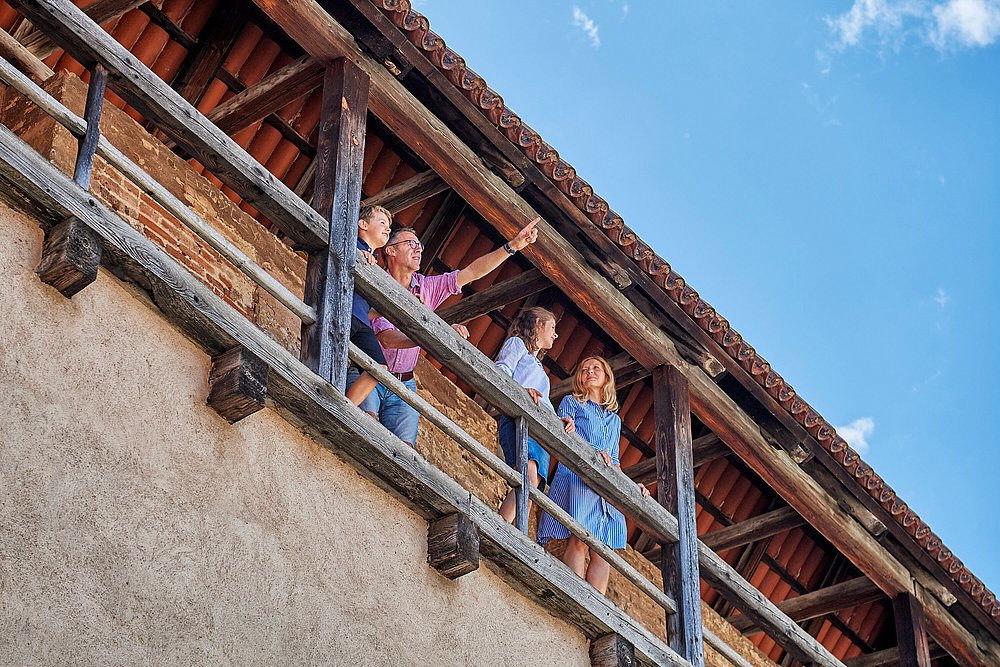 Familie auf der begehbaren Stadtmauer in Nördlingen