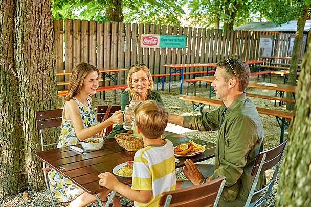 Familie genießt und isst im Biergarten in Bayerisch-Schwaben