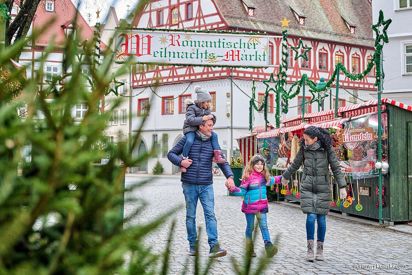 Familie auf dem romantischen Weihnachtsmarkt in Nördlingen Familie auf dem romantischen Weihnachtsmarkt in Nördlingen
