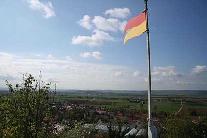 Blick von der Gipfelfahn am Wallersteiner Felsen in den Rieskrater