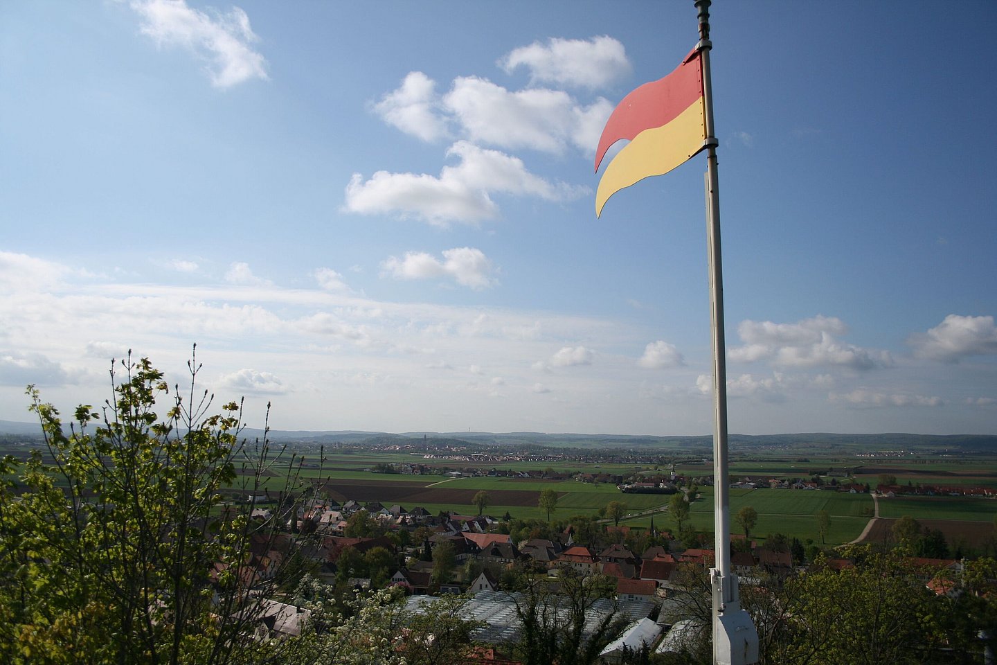 Blick von der Gipfelfahn am Wallersteiner Felsen in den Rieskrater