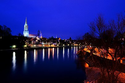 Ulmer Kulisse von Neu-Ulm aus mit Donau bei Nacht Ulmer Kulisse von Neu-Ulm aus mit Donau bei Nacht
