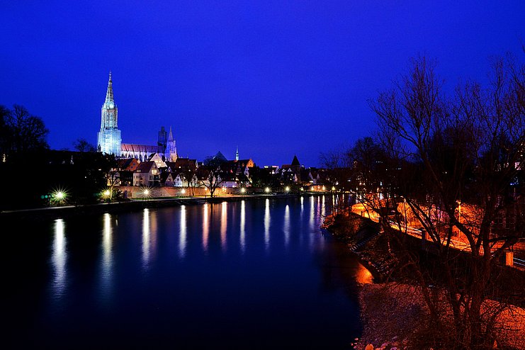 Ulmer Kulisse von Neu-Ulm aus mit Donau bei Nacht Ulmer Kulisse von Neu-Ulm aus mit Donau bei Nacht