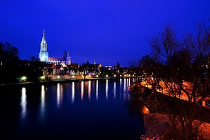Ulmer Kulisse von Neu-Ulm aus mit Donau bei Nacht