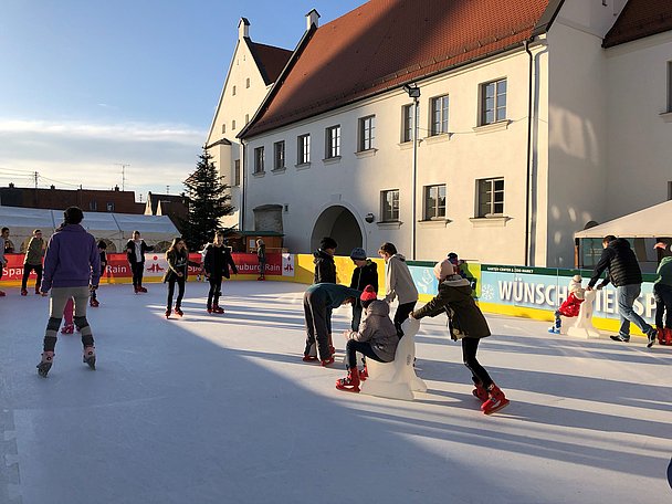 Eisbahn vor dem Schloss Rain