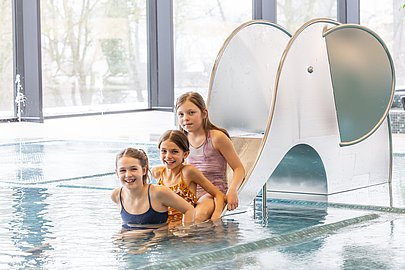 Drei Kinder auf der Rutsche im Kraterbad 