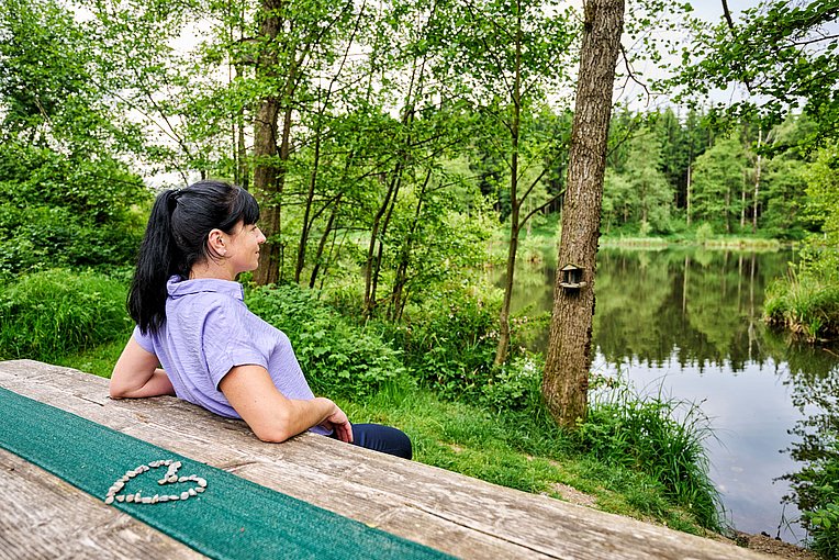 Stefanie Pröbstle an einer Bank im Wald