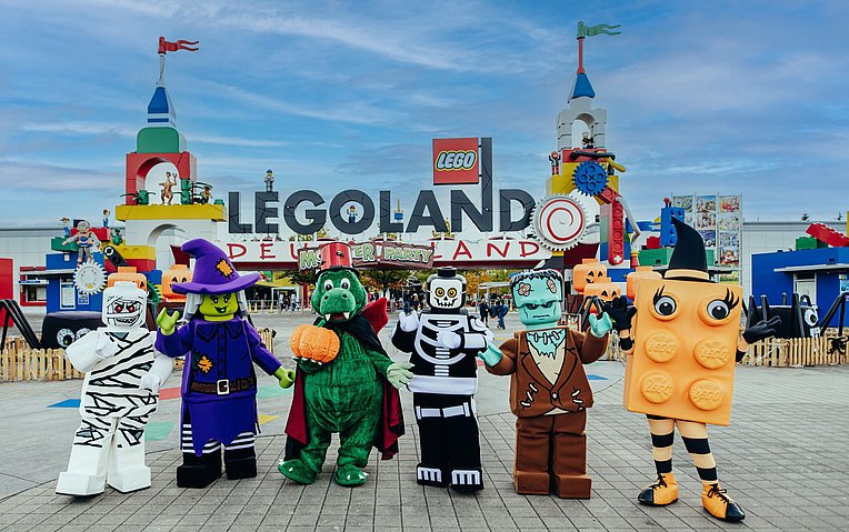 Halloween-Legofiguren vor dem Eingang zum Legoland Günzburg