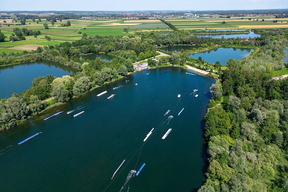 Wasserski- und Wakeboard-Anlage am Gufi-See in Gundelfingen von oben
