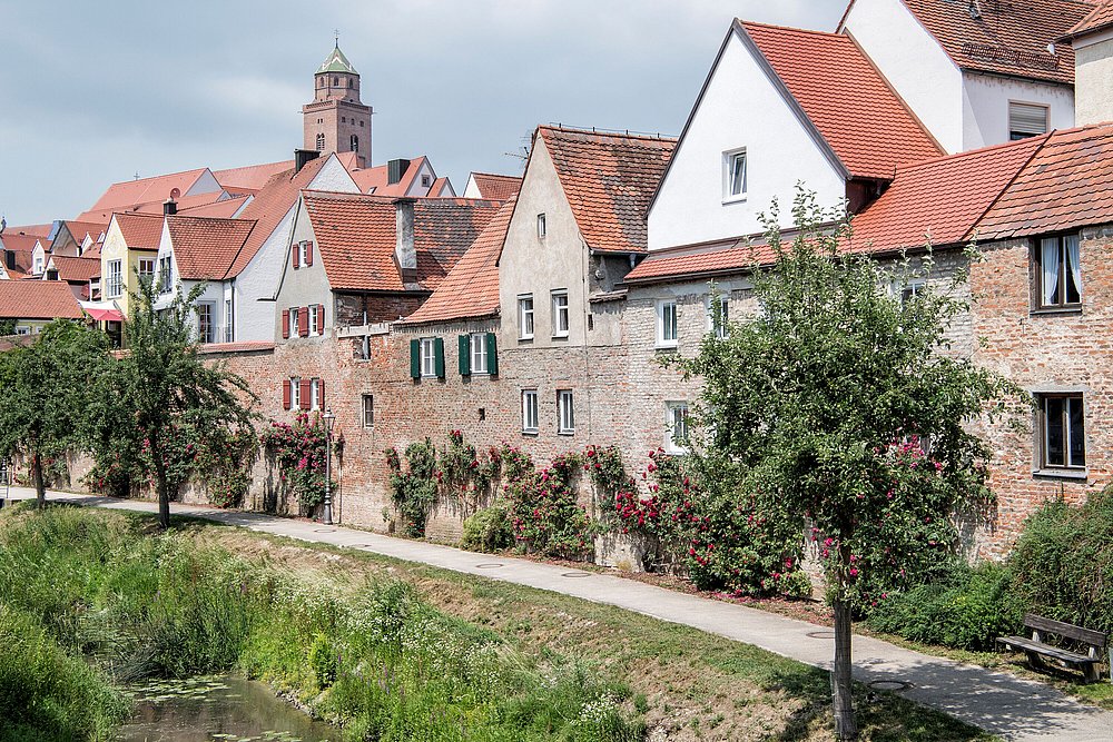 Die Donauwörther Stadtmauer am Stadtgraben mit historischen Gebäuden