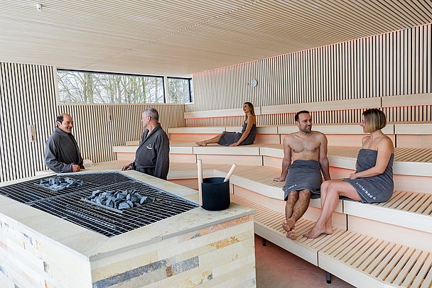 Saunabereuch mit Liegeflächen aus Holz in Nördlingen