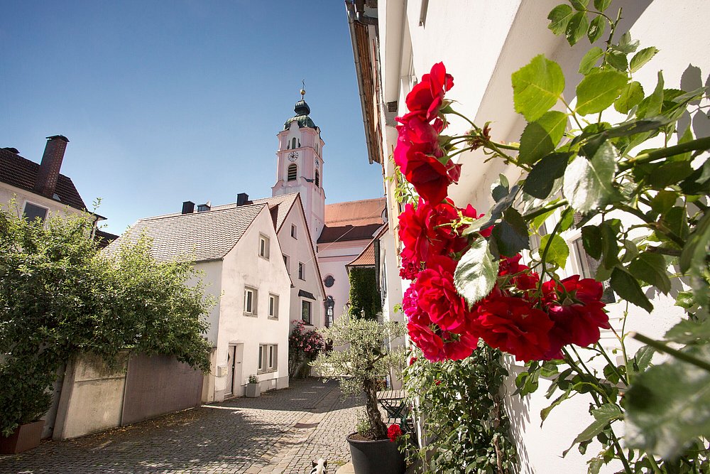 Blick auf die Günzburger Frauenkirche in einer schmucken Altstadtgasse