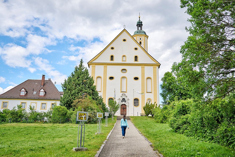 Spaziergängerin vor Maria Brünnlein in Wemding Spaziergängerin vor Maria Brünnlein in Wemding