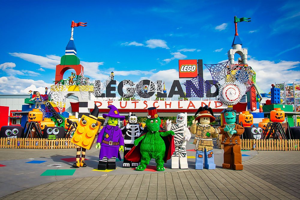 Eingangsportal des Legoland Günzburg mit Halloween-Figuren Eingangsportal des Legoland Günzburg mit Halloween-Figuren
