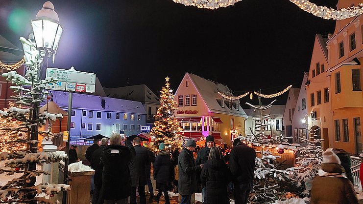 Romantischer Weihnachtsmarkt auf der Altstadtinsel Ried in Donauwörth