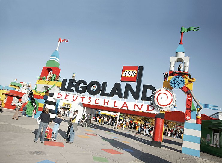 Familie vor dem Eingangsportal des Legoland Deutschland in Günzburg