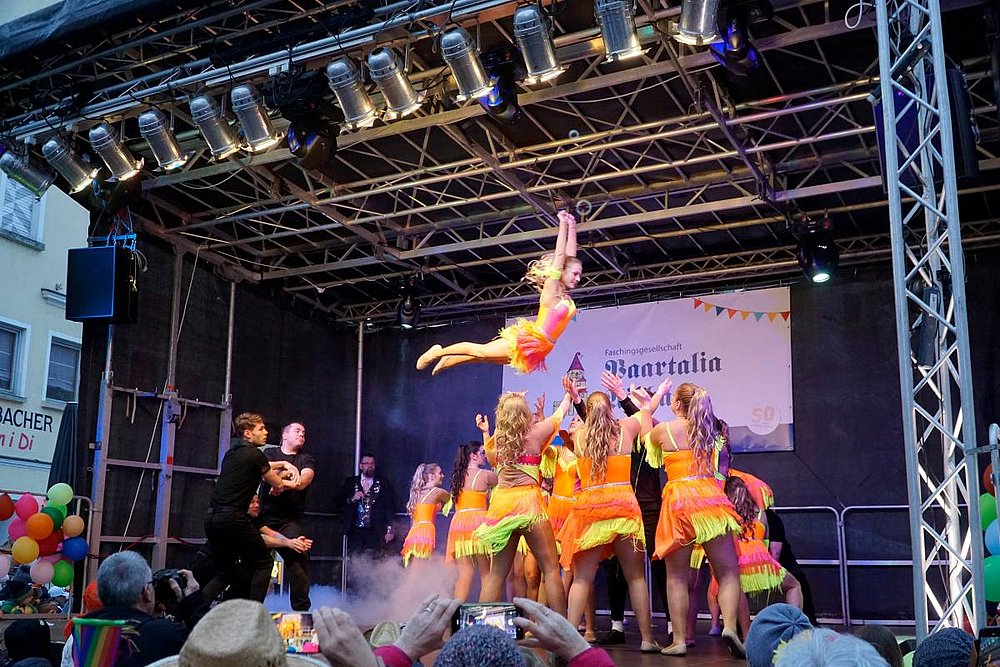 Faschingstreiben am Aichacher Stadtplatz der Paartalia-Showgarde
