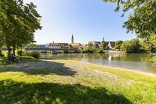 Blick über die Donau und Donaubrücke auf Lauingen