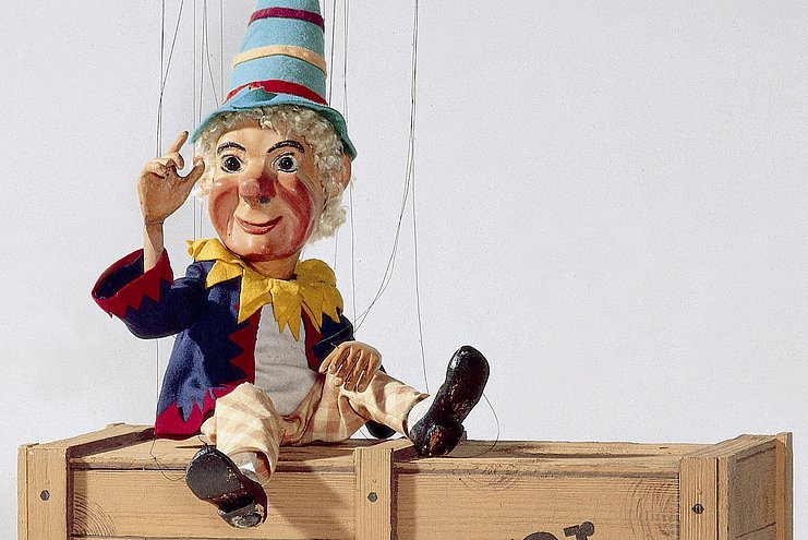Pupper Kasperl auf der Holzkiste von der Augsburger Puppenkiste Pupper Kasperl auf der Holzkiste von der Augsburger Puppenkiste