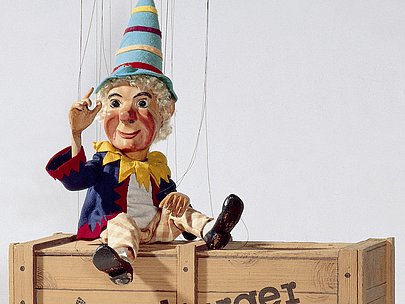 Pupper Kasperl auf der Holzkiste von der Augsburger Puppenkiste Pupper Kasperl auf der Holzkiste von der Augsburger Puppenkiste