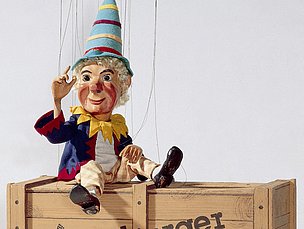Pupper Kasperl auf der Holzkiste von der Augsburger Puppenkiste Pupper Kasperl auf der Holzkiste von der Augsburger Puppenkiste