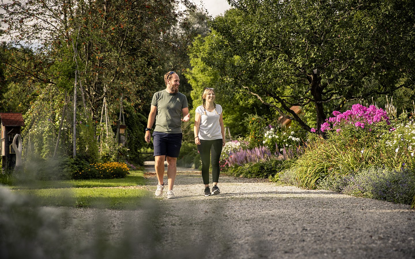 Spaziergang eines Paars durch den Kreismustergarten in Weißenhorn