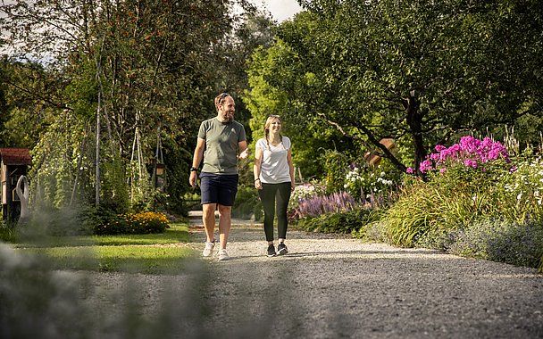 Spaziergang eines Paars durch den Kreismustergarten in Weißenhorn Spaziergang eines Paars durch den Kreismustergarten in Weißenhorn