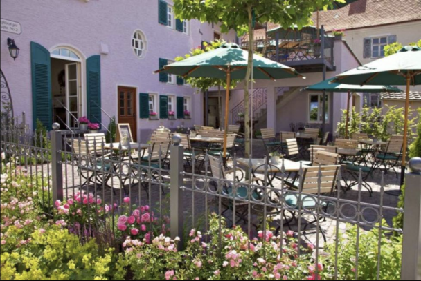 Schöne Terrasse bei Isas Cafe in Wertingen