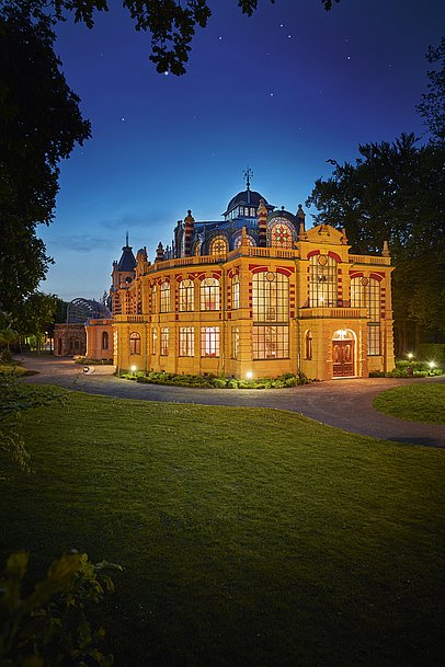 Parktheater im Kurhaus Göggingen beleuchtet am Abend