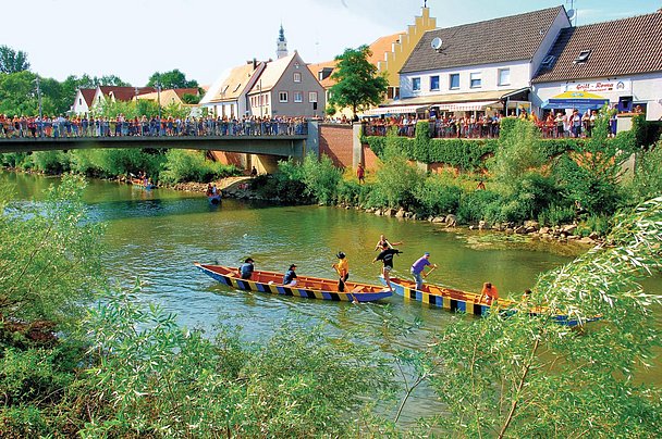Traditionelles Donauwörther Fischerstechen auf der Wörnitz