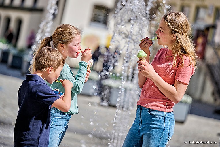 Eisessen in Nördlingen, Familienausflug in Bayerisch-Schwaben Eisessen in Nördlingen, Familienausflug in Bayerisch-Schwaben