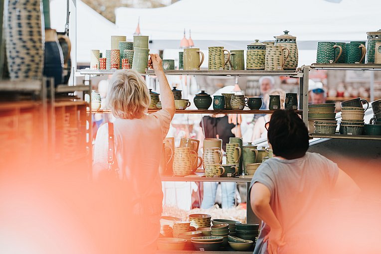 Handgemachte Produkte auf dem Töpfermarkt in Neu-Ulm