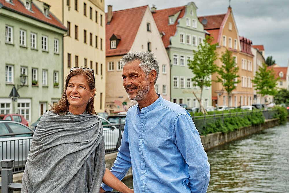 Ein Paar vor den Lechkanälen in der Augsburger Altstadt