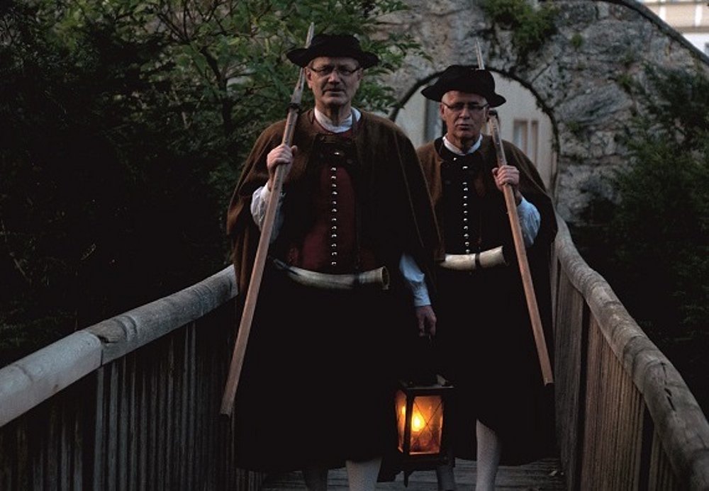 Zwei Nachwächter im historischen Gewand in Oettingen