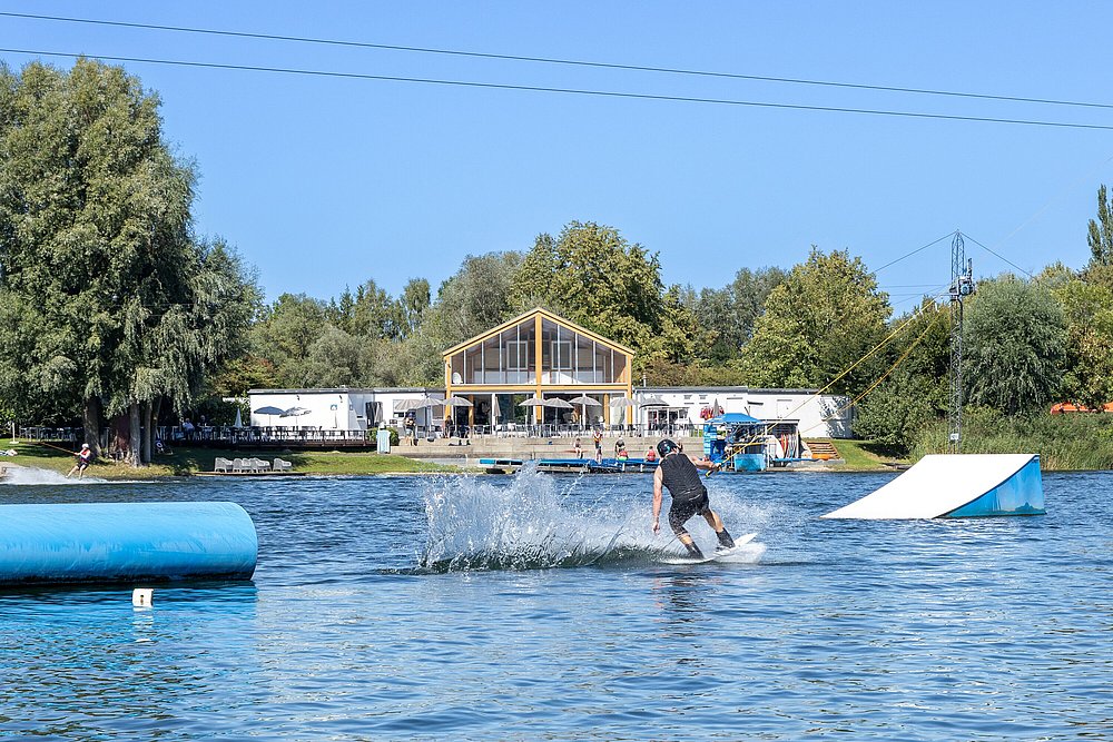 Einsatz eines Wakeboarders auf dem Wasser am Gundelfinger See Einsatz eines Wakeboarders auf dem Wasser am Gundelfinger See