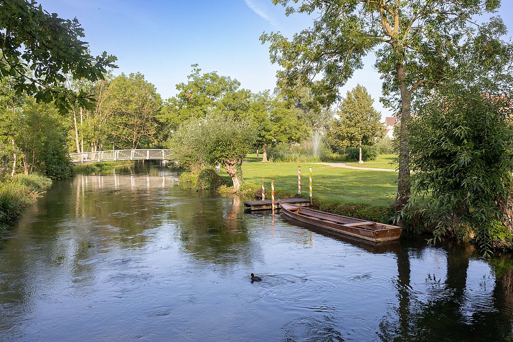 Parkanlage Obere Bleiche in Gundelfingen mit Boot