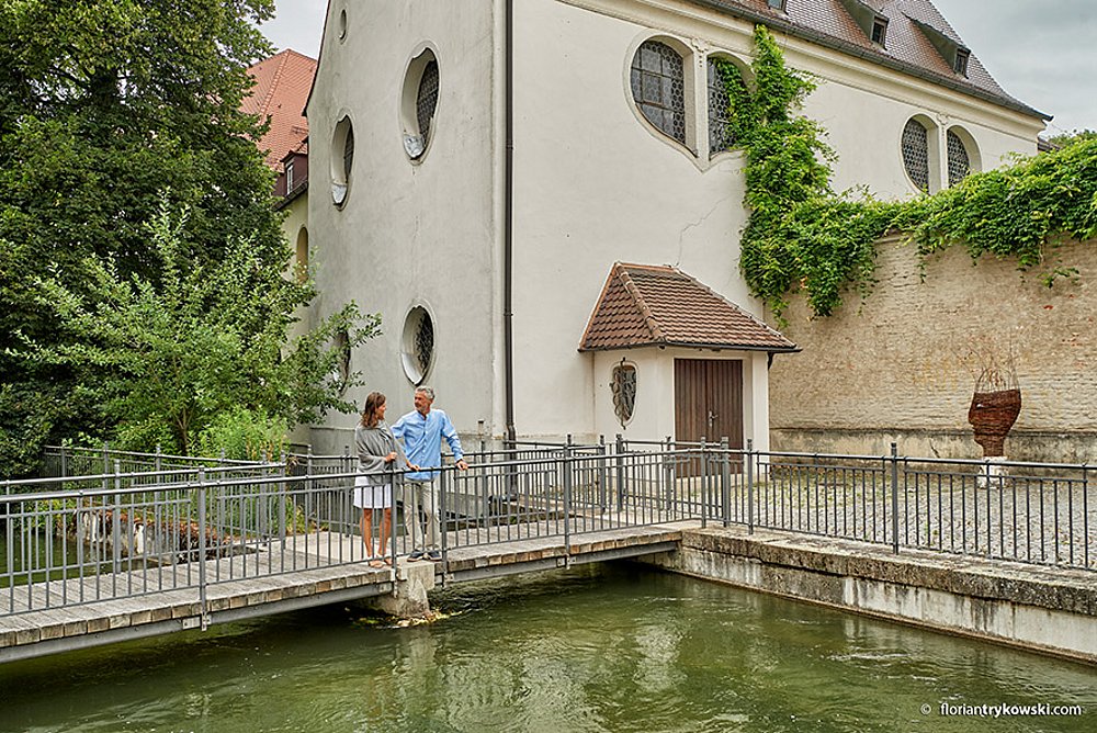 Toursiten auf Brücke über Wasserkanal in Augsburg Toursiten auf Brücke über Wasserkanal in Augsburg