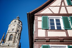 Blick auf den Kirchturm Daniel und ein altes Fachwerkhaus in Nördlingen