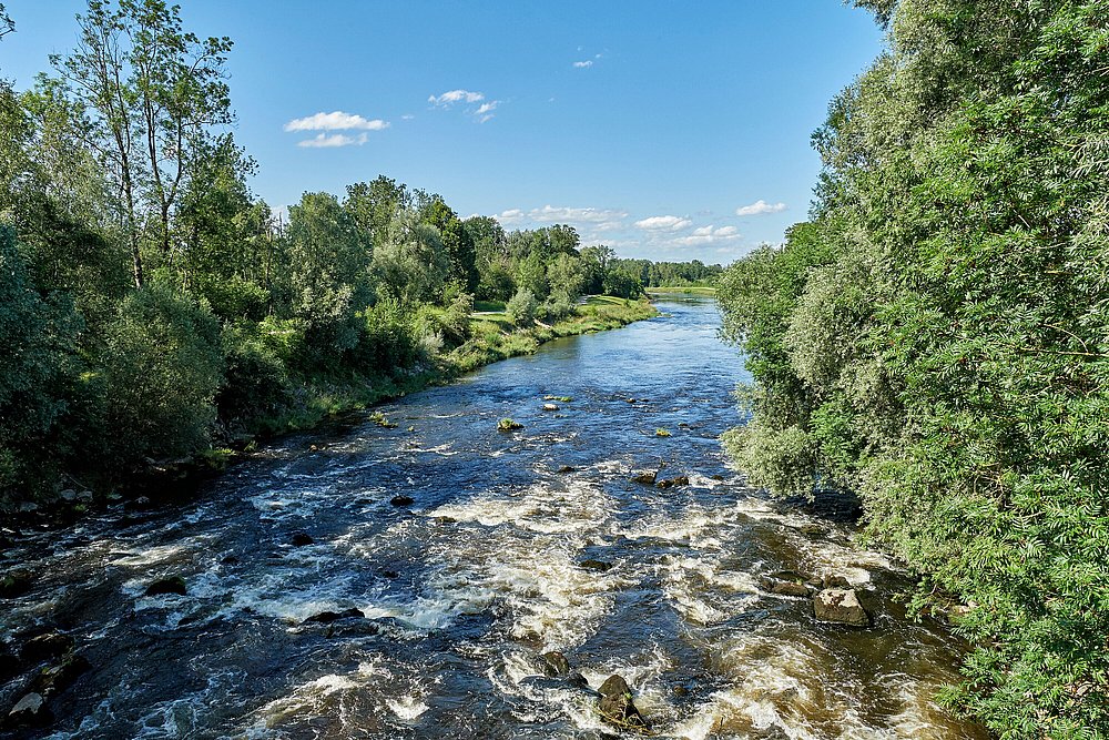 Fluss Wertach in Augsburg im Sommer